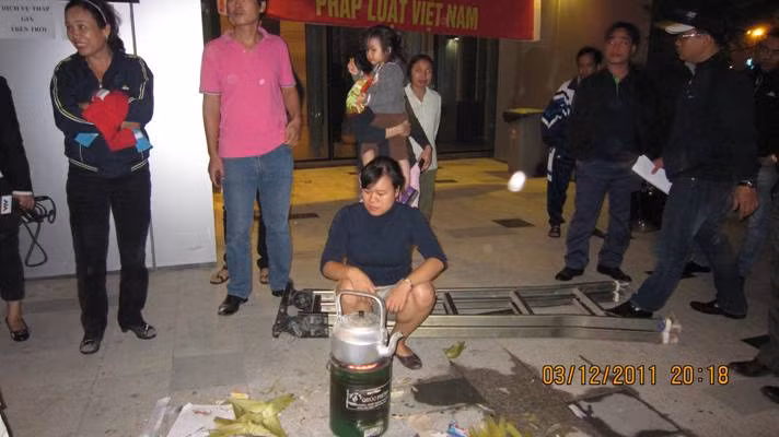 Để phục vụ cho cuộc "chinh chiến" đòi quyền ợi, người dân Keangnam đã mang cả lò sưởi, bạt căng sẵn để phòng tránh trường hợp không về được nhà.