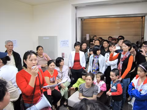 Chị Trịnh Thùy Mai, đại diện lâm thời cư dân Keangnam, đọc biên bản làm việc để lấy ý kiến của cư dân trước khi ký. Chị Trịnh Thùy Mai, đại diện lâm thời cư dân Keangnam, đọc biên bản làm việc để lấy ý kiến của cư dân trước khi ký.