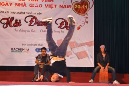 Hội trường nóng lên với những màn trình diễn khá ấn tượng và xuất sắc từ các đội chơi