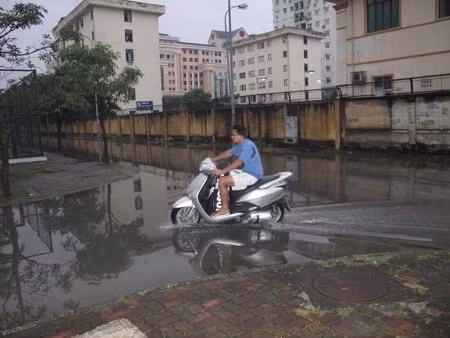 Sau trận mưa ngày 12/10/2011, nước ngập lênh láng trước lối đi vào tòa nhà CT3. Sau trận mưa ngày 12/10/2011, nước ngập lênh láng trước lối đi vào tòa nhà CT3.