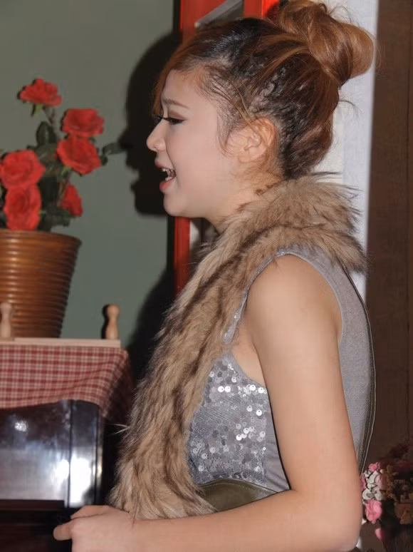 Miss teen Kim Cương trổ tài ca hát Miss teen Kim Cương trổ tài ca hát