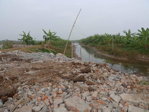 Theo chủ tịch xã Vinh Quang, nhà bị sập thì phải đi hỏi huyện (Ảnh Nguyễn Hưng/VNE)