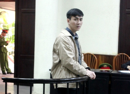 Bị cáo Lê Trọng Nghĩa trước vánh móng ngựa Bị cáo Lê Trọng Nghĩa trước vánh móng ngựa