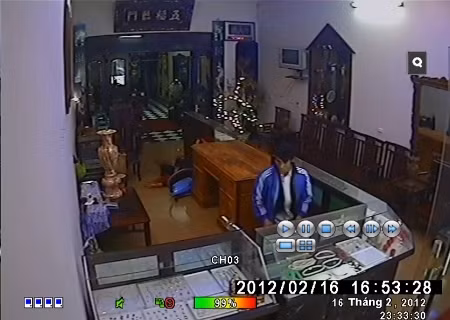 Hình ảnh Nguyễn Hữu Dưỡng - hung thủ trong vụ giết người cướp tiệm vàng ở Thường Tín đã được camera giám sát của cửa hàng vàng bạc Vững Bắc ghi lại Hình ảnh Nguyễn Hữu Dưỡng - hung thủ trong vụ giết người cướp tiệm vàng ở Thường Tín đã được camera giám sát của cửa hàng vàng bạc Vững Bắc ghi lại