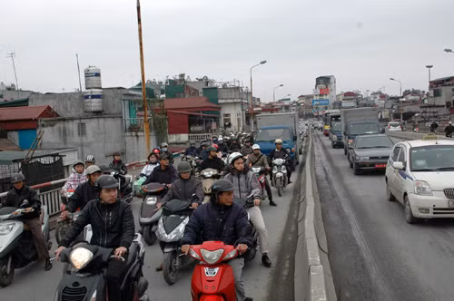 Do vụ cháy xảy ra vào giờ cao điểm nên đã gây ùn tắc dài trên cầu Chương Dương