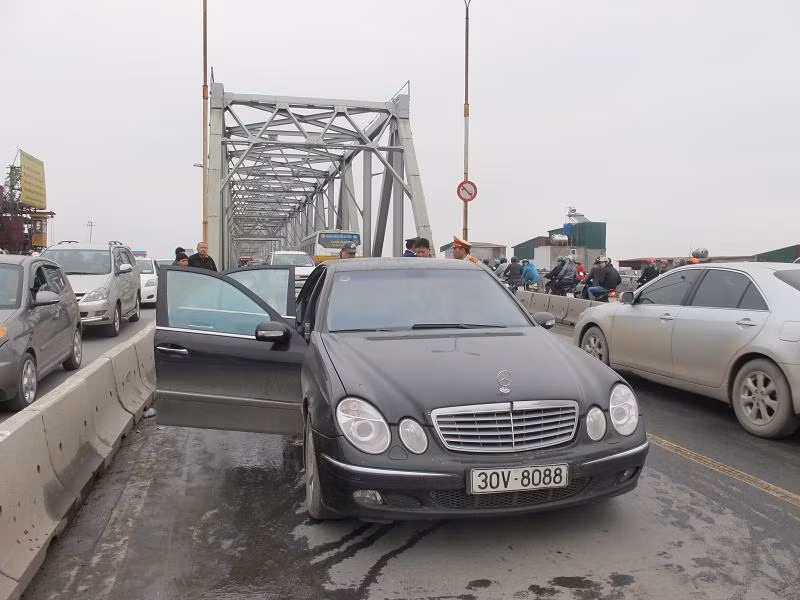Chiếc xe này là dòng xe E240 của Mercedes - một dòng xe có giá gần 2 tỷ tại thời điểm mua mới