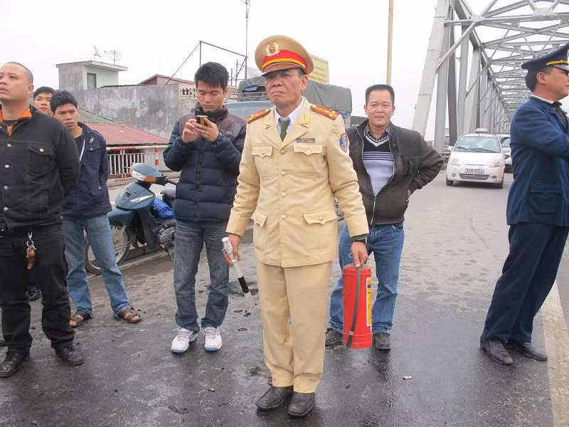 Rất may, ngay khi xảy ra vụ cháy, lực lượng chức năng đã có mặt và dùng bình cứu hỏa dập tắt kịp thời