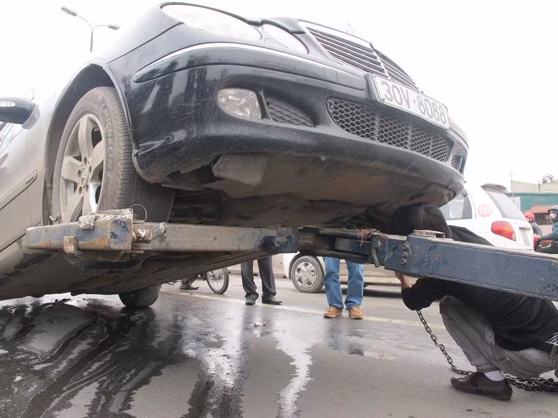 Sau đó, chiếc xe cũng được đưa đi....