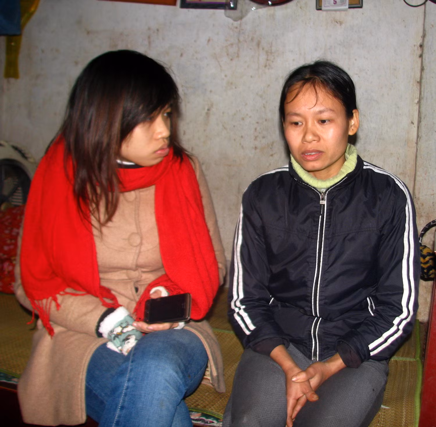Chị Thoa, con gái út của ông bà (bên phải)