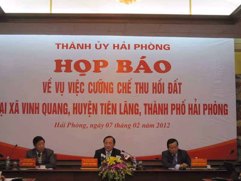 UBND TP Hải Phòng đưa ra quyết định đình chỉ công tác với một số cán bộ trong cuộc hợp báo diễn ra 7/2/2012 tại Hải Phòng