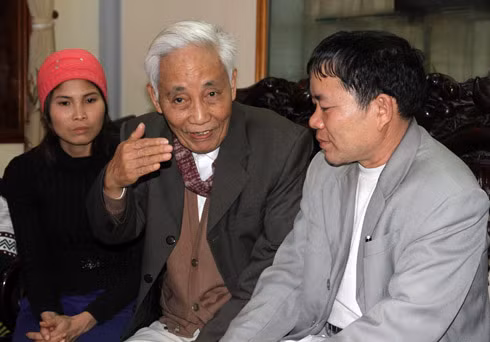 Gia đình Đoàn Văn Vươn chuẩn bị mọi thủ tục để kiện UBND huyện Tiên Lãng về tội hủy hoại tài sản, tố cáo ông Đỗ Hữu Ca về chuyện “đổ tội” cho dân phá nhà. Gia đình Đoàn Văn Vươn chuẩn bị mọi thủ tục để kiện UBND huyện Tiên Lãng về tội hủy hoại tài sản, tố cáo ông Đỗ Hữu Ca về chuyện “đổ tội” cho dân phá nhà.