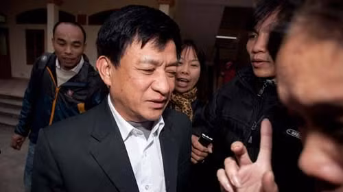 Ông Lê Văn Hiền, Chủ tịch UBND huyện Tiên Lãng đã nói trước báo chí vào ngày 12/1 rằng: "Việc lực lượng chức năng phá nhà ông Vươn là do các đối tượng cố thủ trong đó" Ông Lê Văn Hiền, Chủ tịch UBND huyện Tiên Lãng đã nói trước báo chí vào ngày 12/1 rằng: "Việc lực lượng chức năng phá nhà ông Vươn là do các đối tượng cố thủ trong đó"
