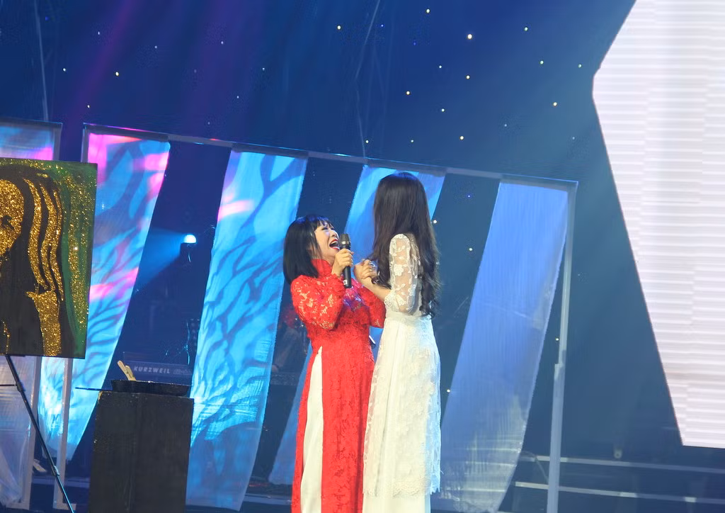 Danh ca Bạch Yến có màn song ca đầy tình cảm cùng cô học trò, Bạch Yến cho biết cô rất yêu mến và tự hào về Hiền Thục.
