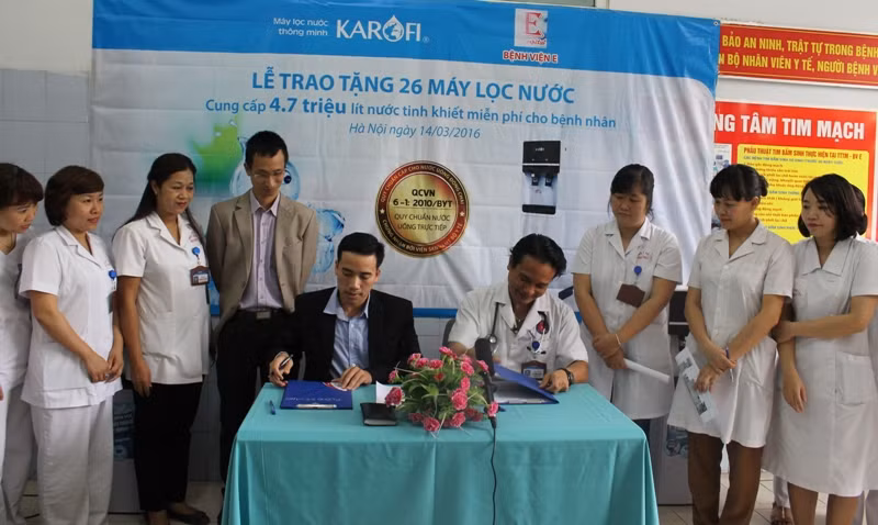 Đại diện Bệnh viện E, Hà Nội nhận 26 máy lọc nước do doanh nghiệp trao tặng. Đại diện Bệnh viện E, Hà Nội nhận 26 máy lọc nước do doanh nghiệp trao tặng.