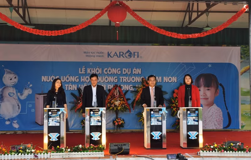 Đại diện nhà trường cùng lãnh đạo công ty nhấn nút khởi động dự án "Nước uống học đường" tại Tân Hội, Đan Phượng, Hà Nội.