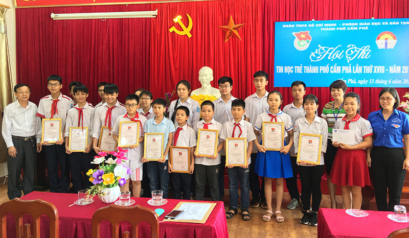 Ban tổ chức trao giải cho các thí sinh