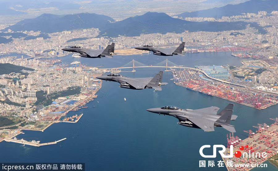 F-15K Hàn Quốc trên bầu trời cảng Busan F-15K Hàn Quốc trên bầu trời cảng Busan