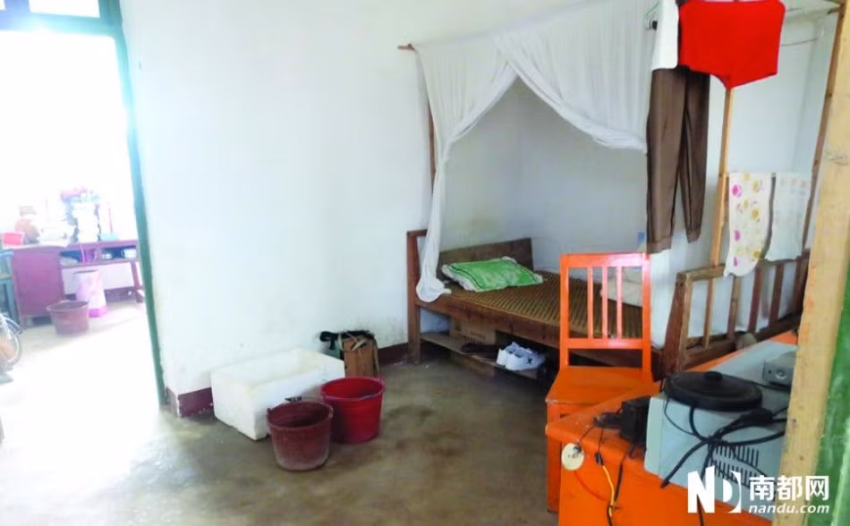 Phòng nghỉ tại ký túc xá giáo viên nam trường tiểu học trung tâm thị trấn Mai Khê, nơi bà mẹ 12 tuổi theo học