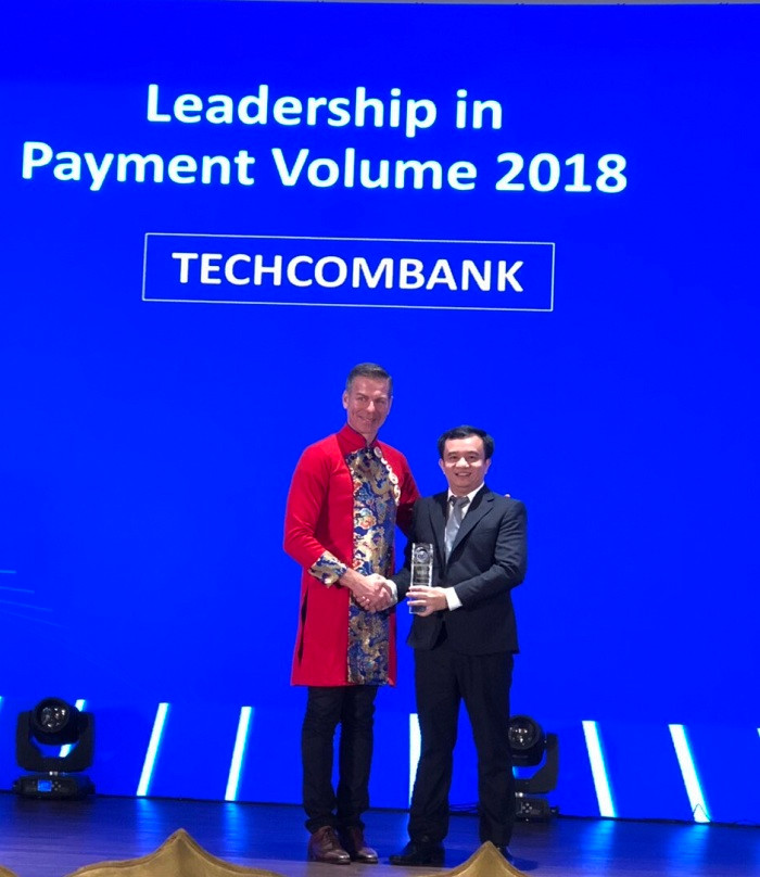 Techcombank nhận giải thưởng từ Giám đốc Châu Á - Thái Bình Dương của Visa. Techcombank nhận giải thưởng từ Giám đốc Châu Á - Thái Bình Dương của Visa.