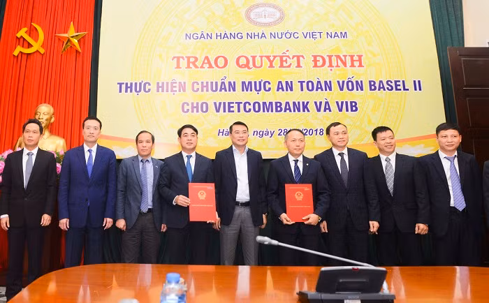 Thống đốc Ngân hàng nhà nước Việt Nam Lê Minh Hưng (đứng giữa) cùng Phó Thống đốc Ngân hàng nhà nước Đoàn Thái Sơn (thứ 3 từ trái sang) chúc mừng và chụp ảnh lưu niệm cùng Ban Lãnh đạo Vietcombank và các đại biểu. Thống đốc Ngân hàng nhà nước Việt Nam Lê Minh Hưng (đứng giữa) cùng Phó Thống đốc Ngân hàng nhà nước Đoàn Thái Sơn (thứ 3 từ trái sang) chúc mừng và chụp ảnh lưu niệm cùng Ban Lãnh đạo Vietcombank và các đại biểu.