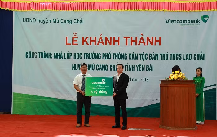 Ông Văn Tiến Thành (bên phải) - Phó giám đốc phụ trách điều hành Vietcombank Phú Thọ trao tặng biểu trưng số tiền 3 tỷ đồng do Vietcombank tài trợ.