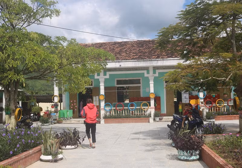 Phản đối nhiều khoản thu nộp, hàng chục phụ huynh ở xã Quảng Hợp đã cho con nghỉ học. Phản đối nhiều khoản thu nộp, hàng chục phụ huynh ở xã Quảng Hợp đã cho con nghỉ học.