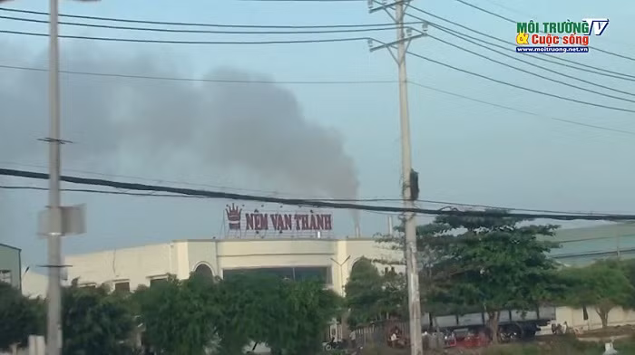 Những cột khói thải khổng lồ phát ra từ Nhà máy nệm Vạn Thành nhìn từ trên cầu An Hạ.