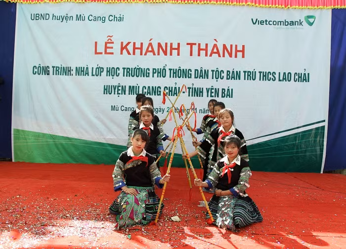 Một tiết mục văn nghệ chào mừng của các em học sinh trường Phổ thông dân tộc bán trú trung học cơ sở Lao Chải tại Lễ khánh thành.