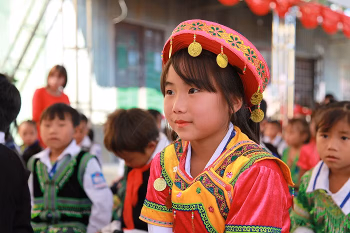 Niềm vui của các em học sinh trong ngôi trường mới.