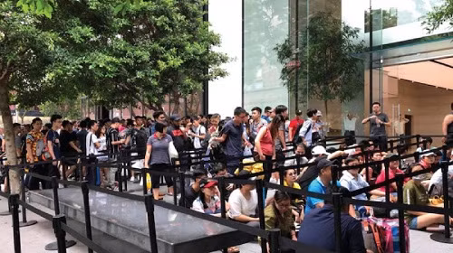Hàng trăm fan“táo”xếp hàng mua iPhone trong ngày ra mắt.