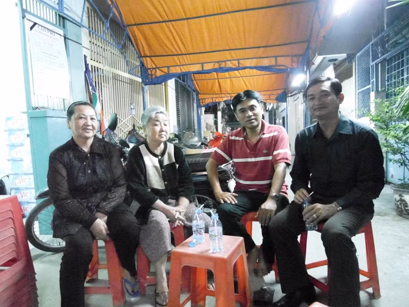 Từ trái qua: Bà Thu Ba (Em nhạc sĩ Hàn Chậu), bà Lê Thị Hương (vợ nhạc sĩ Thanh Sơn), anh Lê Duy Lâm (con trai thứ 5 nhạc sĩ Thanh Sơn) và đạo diễn Thành Công.