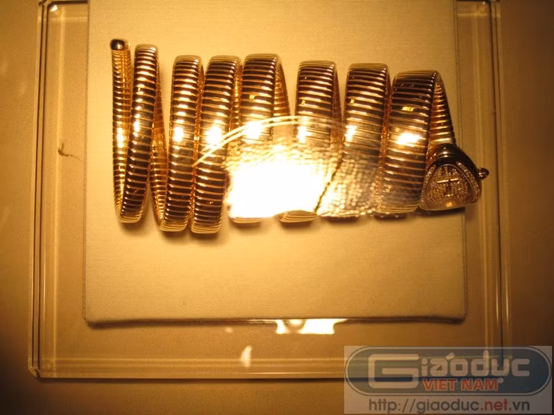 Màu vàng rực rỡ của chất liệu vàng 18K đã chói cả ống kính máy ảnh. Màu vàng rực rỡ của chất liệu vàng 18K đã chói cả ống kính máy ảnh.