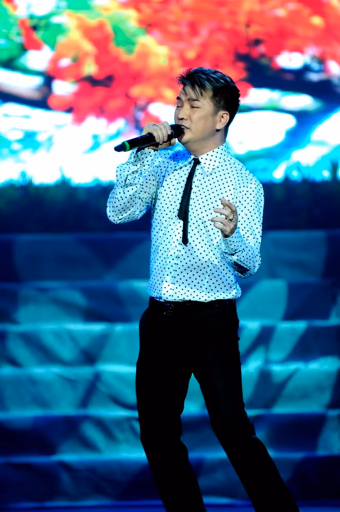 Hoa phượng vĩ mùa hè vẫn nhuộm đỏ sân khấu. Đàm khắc khoải nỗi buồn chia tay của tuổi học trò trong ca khúc Ba tháng tạ từ, Phượng hồng.