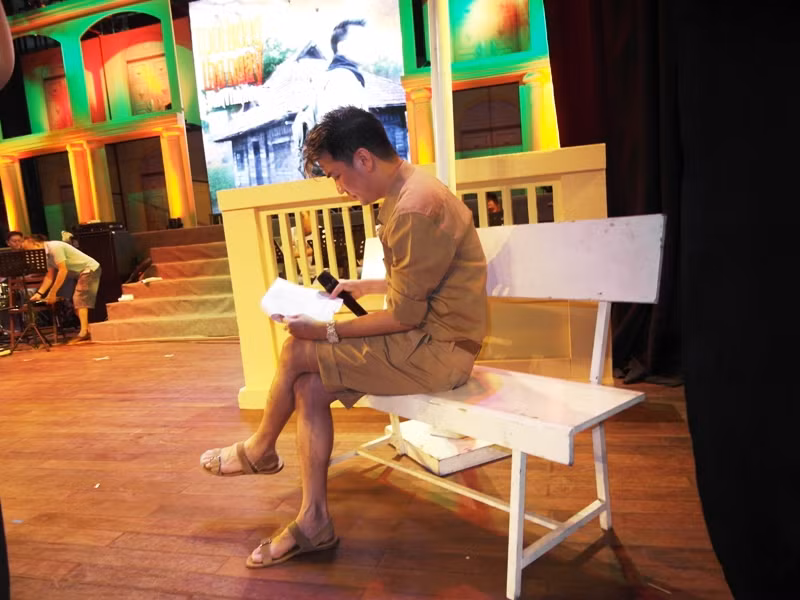 Trưa hôm nay (21.4), Mr Đàm đến với buổi tập bằng một bộ trang phục giản dị nhưng được "phối màu" khá sành điệu: giày sandal, nịt lưng đều cùng màu với bộ quần áo màu kem…. Trưa hôm nay (21.4), Mr Đàm đến với buổi tập bằng một bộ trang phục giản dị nhưng được "phối màu" khá sành điệu: giày sandal, nịt lưng đều cùng màu với bộ quần áo màu kem….