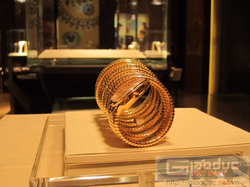 Núm chỉnh giờ là một viên ruby nhỏ màu hồng ngọc. Núm chỉnh giờ là một viên ruby nhỏ màu hồng ngọc.