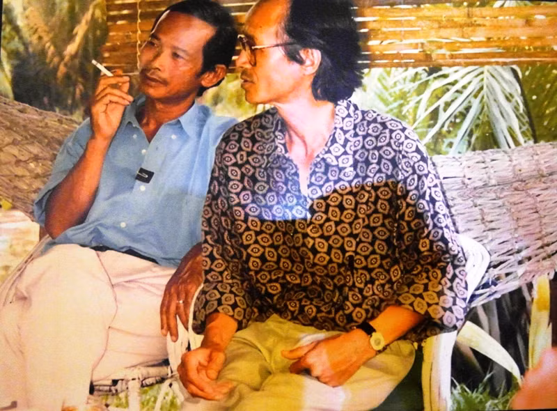 Cũng theo lời ca sĩ Lan Ngọc: “Tính anh Sơn hiền, hoà nhã nên được bạn bè yêu quý”. Cũng theo lời ca sĩ Lan Ngọc: “Tính anh Sơn hiền, hoà nhã nên được bạn bè yêu quý”.