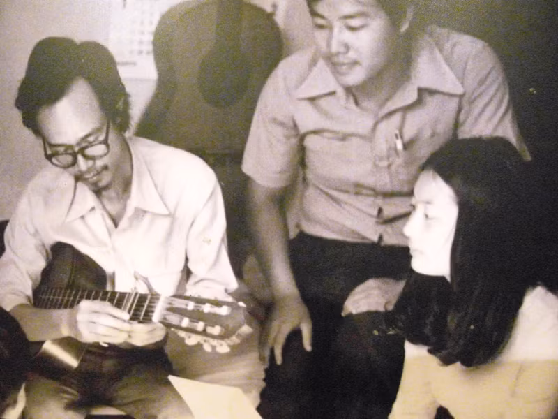 So dây đàn, chuẩn bị hát tặng đôi bạn trẻ một ca khúc. So dây đàn, chuẩn bị hát tặng đôi bạn trẻ một ca khúc.