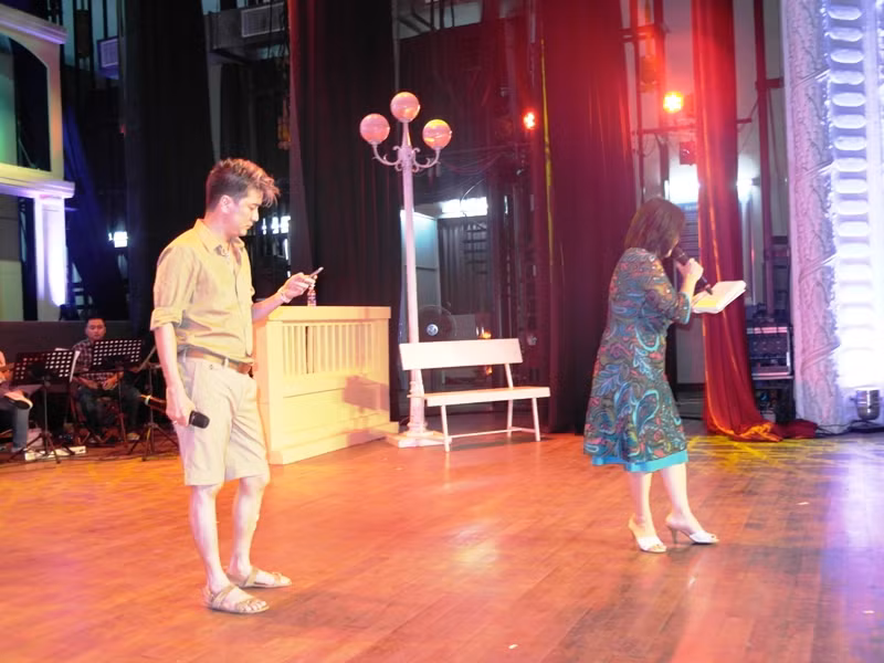 Trong vai trò “chủ xị” của liveshow, Mr Đàm khá bận rộn. Anh cùng với đạo diễn Trần Vi Mỹ, “chuốt” lại từng chi nhỏ. Trong vai trò “chủ xị” của liveshow, Mr Đàm khá bận rộn. Anh cùng với đạo diễn Trần Vi Mỹ, “chuốt” lại từng chi nhỏ.