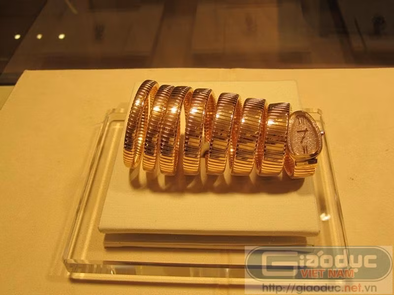 Hiện tại, cửa hàng đang ra giá bán chiếc đồng hồ này giá 3 tỷ 529 triệu 800 ngàn đồng. Hiện tại, cửa hàng đang ra giá bán chiếc đồng hồ này giá 3 tỷ 529 triệu 800 ngàn đồng.