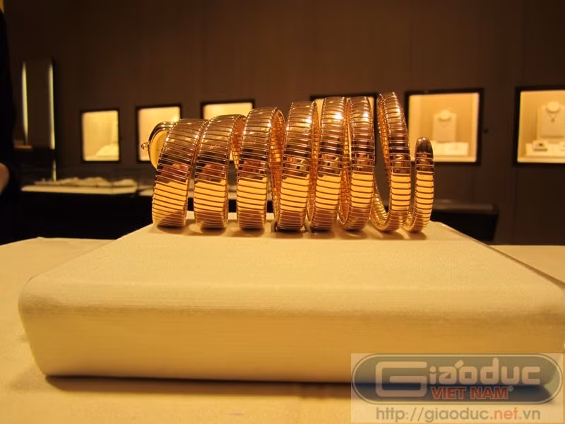 7 vòng tròn cuộn liền nhau như thân rắn được tinh chế bằng vàng 18 K. 7 vòng tròn cuộn liền nhau như thân rắn được tinh chế bằng vàng 18 K.