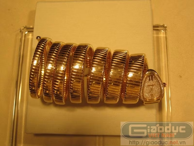 Kiểu đồng hồ này hiện nay chỉ được sản xuất 15 chiếc trên toàn thế giới, trong đó Việt Nam có 2 chiếc, gồm chiếc của Thủy Tiên và chiếc đang nằm trong tủ kính của cửa hàng này. Kiểu đồng hồ này hiện nay chỉ được sản xuất 15 chiếc trên toàn thế giới, trong đó Việt Nam có 2 chiếc, gồm chiếc của Thủy Tiên và chiếc đang nằm trong tủ kính của cửa hàng này.