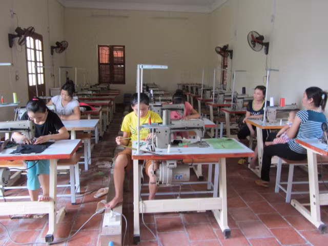Ông còn đi liên hệ để xin thêm một số máy may và mở một xưởng may nhỏ ở trung tâm để các em tiện học nghề và nhận hàng về làm tại trung tâm