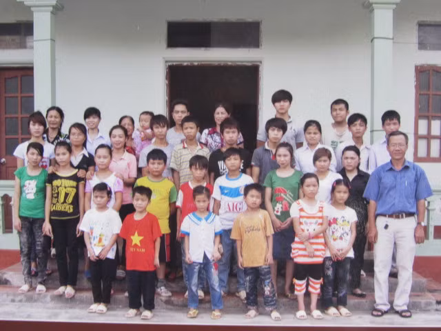 Ông Chắt và các em ở trung tâm Hy vọng Tiên Cầu