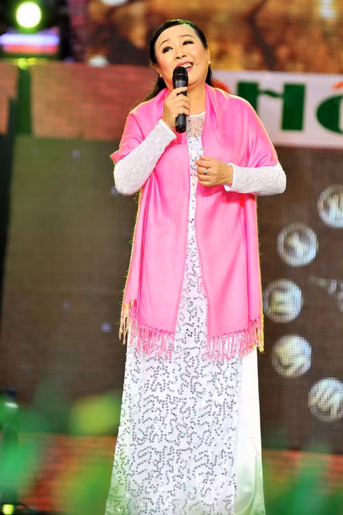Thân hình có phần thấp và tròn trịa của nữ nghệ sĩ được áo dài khắc phục triệt để