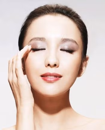 Tán một lớp phấn mắt màu vàng nâu nhũ lên toàn bộ bầu mắt. Bạn dùng ngón tay để dặm phấn sẽ giúp phấn bám lâu trên da hơn. Tán một lớp phấn mắt màu vàng nâu nhũ lên toàn bộ bầu mắt. Bạn dùng ngón tay để dặm phấn sẽ giúp phấn bám lâu trên da hơn.