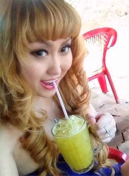 Tạo hình búp bê của Phi Thanh Vân khiến nhiều người thích thú và cũng không ít lời chê bai.