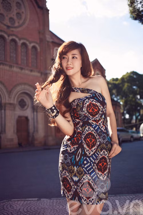 Đừng tưởng nàng sở hữu mái tóc xoăn sóng xoãi mà nghĩ nàng dịu dàng