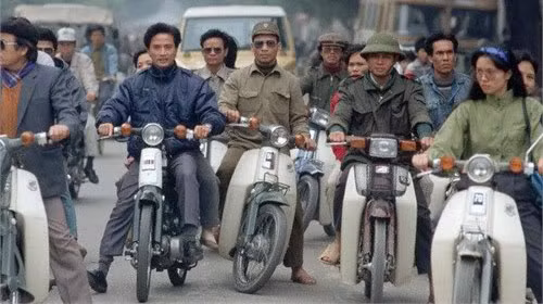 "Anh chàng" đi Suzuki mận chín là điển hình của dân chơi bấy giờ với mũ cối, áo Nato