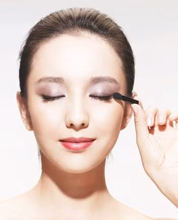 Tạo điểm nhấn ở đuôi mắt bằng phấn màu xanh tím lavender. Sau đó, tán một lớp thật mỏng vào vùng bầu mắt còn lại để tạo sự chuyển màu mềm mại, tự nhiên. Tạo điểm nhấn ở đuôi mắt bằng phấn màu xanh tím lavender. Sau đó, tán một lớp thật mỏng vào vùng bầu mắt còn lại để tạo sự chuyển màu mềm mại, tự nhiên.