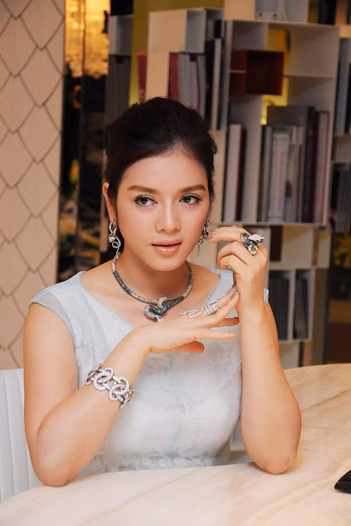 Lý Nhã Kỳ luôn khiến người khác chú ý vì những món đồ tiền tỷ của mình Lý Nhã Kỳ luôn khiến người khác chú ý vì những món đồ tiền tỷ của mình